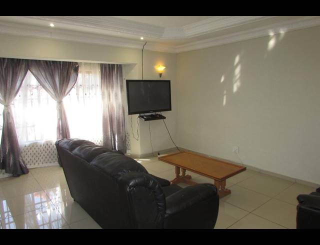 6 BEDROOM HOUSE FOR SALE IN WHITE RIVER EXT 18